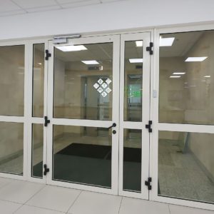 Стеклянная противопожарная перегородка с дверью / серия FRM5305